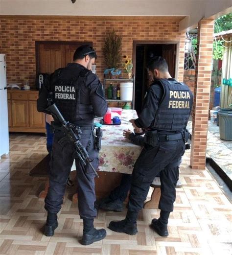 PF prende homem em flagrante com conteúdo de pornografia .
